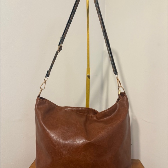 Elegant Brown Leather Shoulder Bag with Patterned Strap - Picture 7 of 8